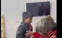 Cậu bé 4 lần lao vào nhà đang cháy cứu bố và bà ở Trung Quốc