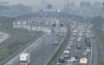 Ôtô xếp hàng dài 2 km để vào cao tốc Pháp Vân - Cầu Giẽ rời Thủ đô