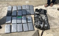 Tiếp tục phát hiện 26 kg nghi ma túy dạt vào bờ biển Quảng Ngãi