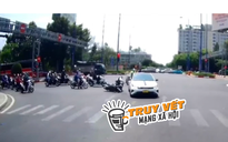 Xôn xao clip ô tô 4 chỗ vượt ẩu khiến xe máy té ngã ở TP Thủ Đức