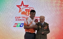 Cựu binh Điện Biên Phủ tặng huy hiệu "Chiến sĩ Điện Biên" cho BTC Cúp truyền hình TP HCM 2024