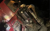 Xe tải gặp nạn khi đổ đèo, tài xế bị thương nặng mắc kẹt trong cabin
