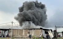 Cháy lớn ở xưởng sản xuất nệm ở Hóc Môn