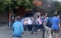 Gần 20 người chung tay đẩy ô tô ra khỏi khu vực cháy