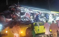 VIDEO: Giải cứu các nạn nhân vụ va chạm giữa xe container và xe khách khiến 5 người tử vong