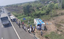 Lật xe trên đường cao tốc TP HCM - Trung Lương, nhiều người nhập viện