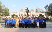 Tuổi trẻ Khối Dân- Chính- Đảng cùng các đơn vị dâng hoa tưởng niệm Chủ tịch Hồ Chí Minh