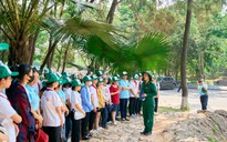 Hàng ngàn du khách vượt qua nắng nóng về ngã ba Đồng Lộc