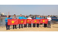 Báo Người Lao Động và Nghiệp đoàn Nghề cá tặng cờ Tổ quốc cho ngư dân Quảng Bình