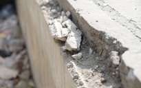 Hàng chục tấm đan cống thoát nước trên xa lộ Hà Nội lại bị kẻ gian phá hoại