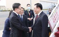 Chủ tịch Quốc hội Vương Đình Huệ đến Bắc Kinh, bắt đầu thăm chính thức Trung Quốc