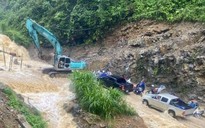 VIDEO: Dũng cảm cứu người và ô tô mắc kẹt khi nước lũ đổ từ trên núi xuống như thác