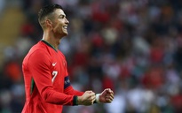 Ronaldo lập kỷ lục ghi bàn, Bồ Đào Nha thắng tưng bừng Ireland