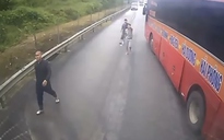 VIDEO: Nhóm người trên xe khách chặn xe tải, đánh tài xế trên cao tốc