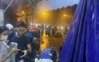 Một số nơi ở TP HCM bất ngờ hứng mưa, nhiều người không kịp trở tay