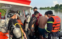 Bàn giao thi thể 3 thiếu nữ bị đuối nước trên sông Sài Gòn cho gia đình