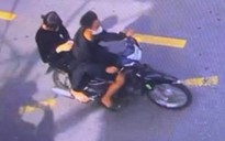 Đôi nam nữ cướp giật vé số, điện thoại của cụ bà bên đường