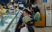 Giá vàng miếng SJC giảm thêm 1 triệu đồng/lượng, khách chờ mua rất đông