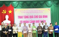Đoàn công tác báo chí hỗ trợ gia đình khó khăn của tỉnh Long An