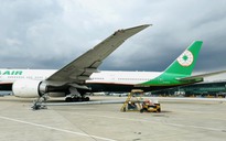 Máy bay lăn nhầm vào bến đậu ở Tân Sơn Nhất, đụng hư cột đèn chiếu sáng