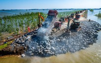 Trung Quốc nỗ lực đắp lại đê vỡ