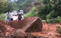 CLIP: Đất đá đổ ầm ầm xuống đèo Tà Pứa chia cắt đường nối Bình Thuận – Lâm Đồng