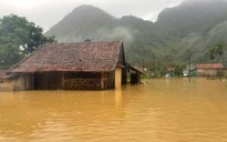 "Làng du lịch tốt nhất thế giới" Tân Hóa ngập sâu, bị cô lập sau bão số 4