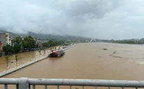 Nước lũ cuồn cuộn, phát hiện 2 sà lan Trung Quốc đứt neo trôi dạt trên sông Hồng