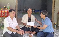 Báo Người Lao Động trao 30 triệu đồng hỗ trợ gia đình có 4 người chết do sạt lở đất