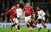 Trung vệ lập công, Man United thoát hiểm tại Craven Cottage