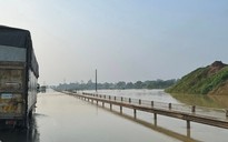 VIDEO: Cao tốc Hà Nội - Thái Nguyên ngập sâu, hạn chế xe di chuyển