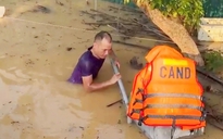 VIDEO: Phó trưởng công an xã bất chấp nguy hiểm lặn xuống dòng nước lũ, phá cửa cứu hai mẹ con