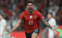 Ronaldo sút hỏng phạt đền, Ruben Neves "giải cứu" Bồ Đào Nha