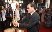 Đoàn đại biểu Đại hội Đảng bộ TP HCM dâng hương Đền thờ Đức Lễ Thành hầu Nguyễn Hữu Cảnh