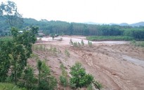 Vỡ hồ chứa bùn nhà máy luyện gang thép ở Thái Nguyên, bùn đất tràn vào nhà dân
