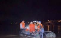 Nghi vấn bố ôm 2 con nhỏ nhảy xuống sông tự tử trong đêm
