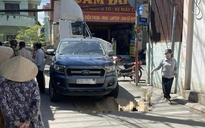 TP HCM: Cụ bà tàn tật bị xe bán tải tông tử vong