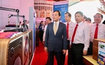 Bí thư Trần Lưu Quang dự Hội nghị Tổng kết 50 năm văn học, nghệ thuật TP HCM