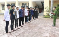 Hai nhóm đối tượng dùng hung khí hỗn chiến trước cổng trụ sở xã