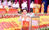 Đại biểu dự Đại hội Đảng bộ tỉnh Gia Lai quyên góp ủng hộ đồng bào vùng lũ