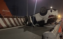Điều tra vụ ô tô màu trắng "phơi bụng" trên cầu Bình Lợi, TP HCM