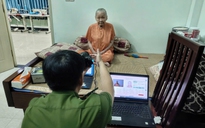 Ấm lòng cảnh làm căn cước cho cụ bà 100 tuổi