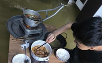 Bên trong ngôi làng bị triều cường "tấn công", nước lụt bủa vây nhiều ngày