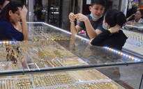 Giá vàng hôm nay 23-10: Vàng thế giới giảm mạnh, áp lực bán tháo tiếp diễn