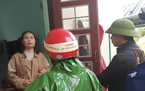 Phó hiệu trưởng bị đình chỉ bất ngờ trở lại trường, học sinh hô vang “Cô Huế về đi!”