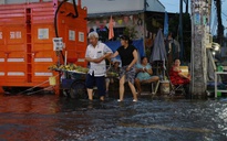 Triều cường dâng cao, nhiều tuyến đường ở TP HCM ngập nặng