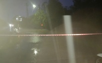 Đi qua đường ngập lụt, taxi điện bị nước cuốn trôi