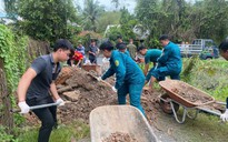 Hình ảnh các lực lượng và người dân ở TP HCM gia cố bờ bao, ngăn chặn triều cường