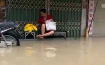 Hình ảnh chợ Thủ Dầu Một, TP HCM ngập cả nửa mét từ sáng sớm 25-10