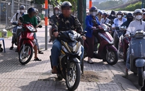 Phạt nặng, xe máy vẫn vô tư leo vỉa hè